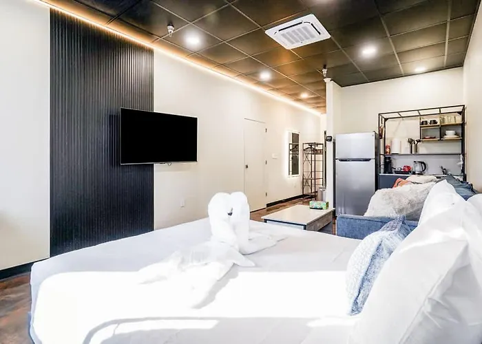 New Loft 3 Min To Local Hospitals Sleeps 4 *